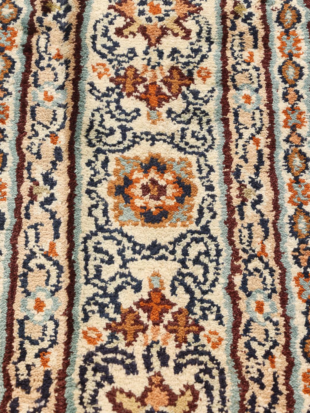 Et håndknyttet Kashmir-silketæppe fra Indien med et flerfarvet paneldesign med blomster.