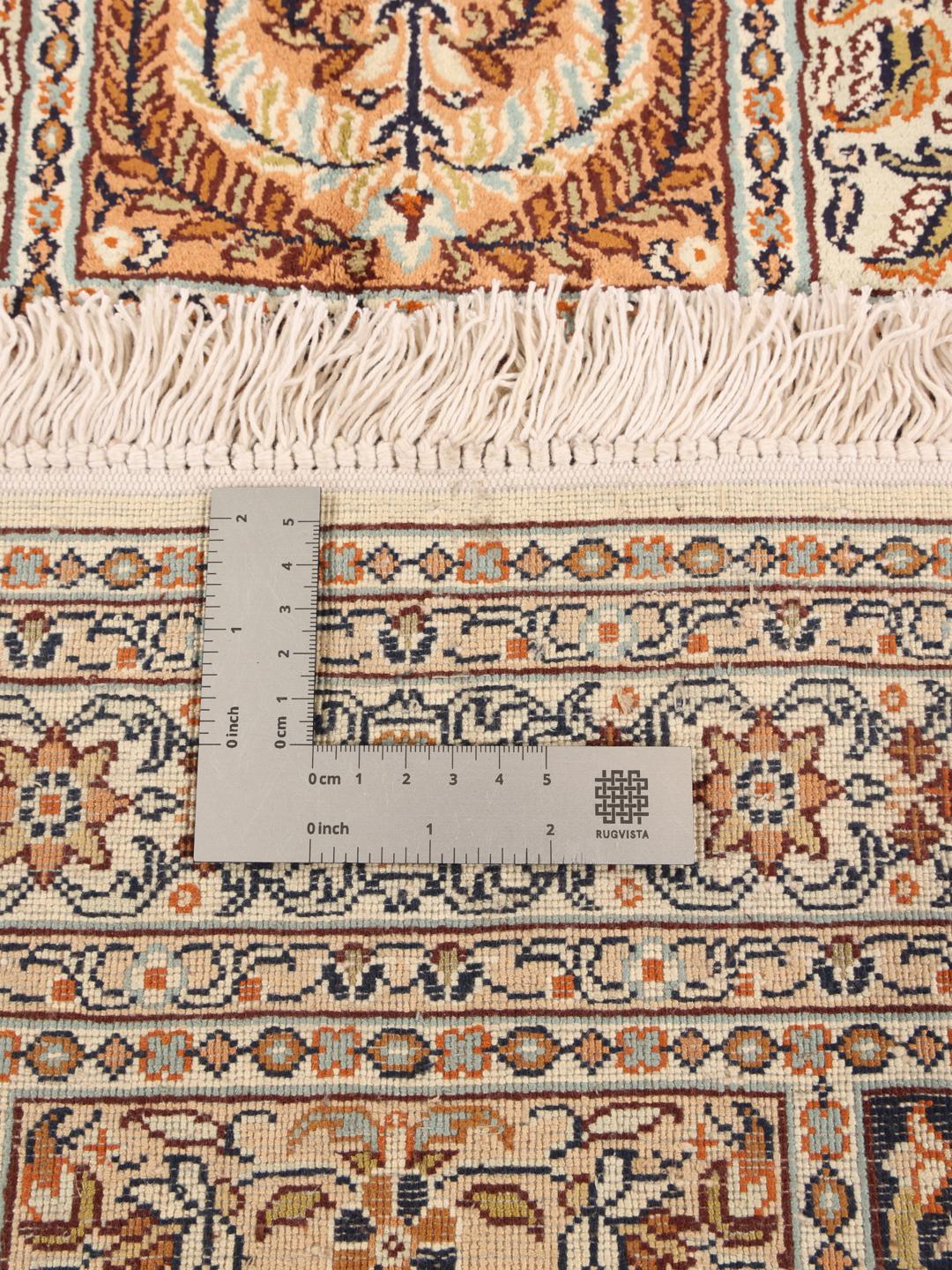 Et håndknyttet Kashmir-silketæppe fra Indien med et flerfarvet paneldesign med blomster.