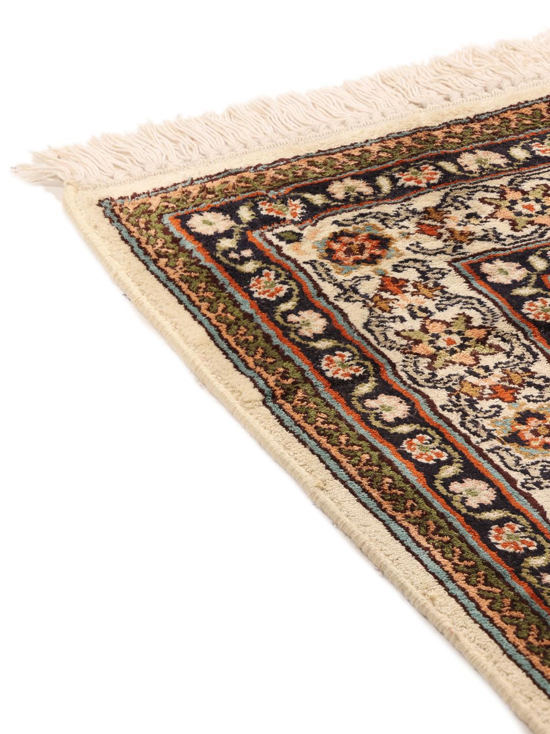Een handgeknoopt Kashmir zijden tapijt uit India met een beige basis en ingewikkelde bloemenmedaillons.