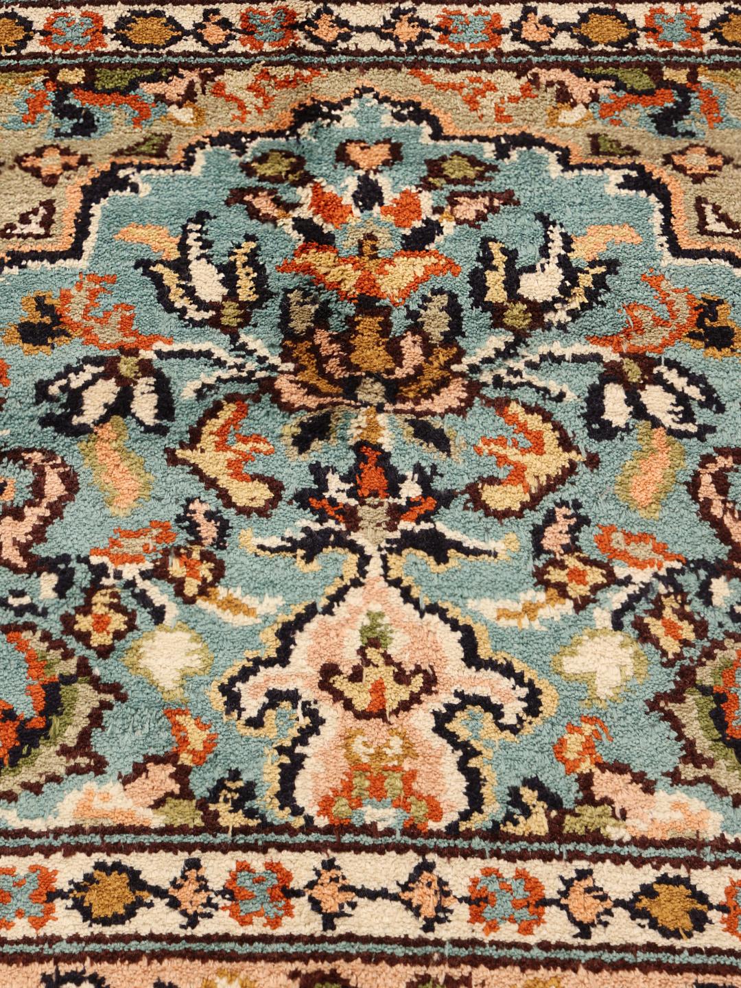 Een handgeknoopt Kashmir zijden tapijt uit India met een beige basis en ingewikkelde bloemenmedaillons.