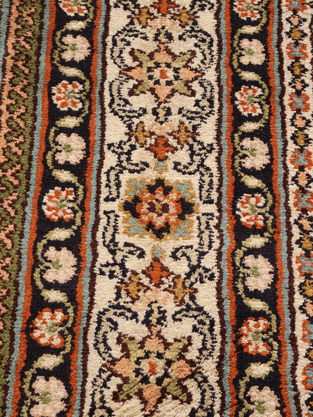 Een handgeknoopt Kashmir zijden tapijt uit India met een beige basis en ingewikkelde bloemenmedaillons.