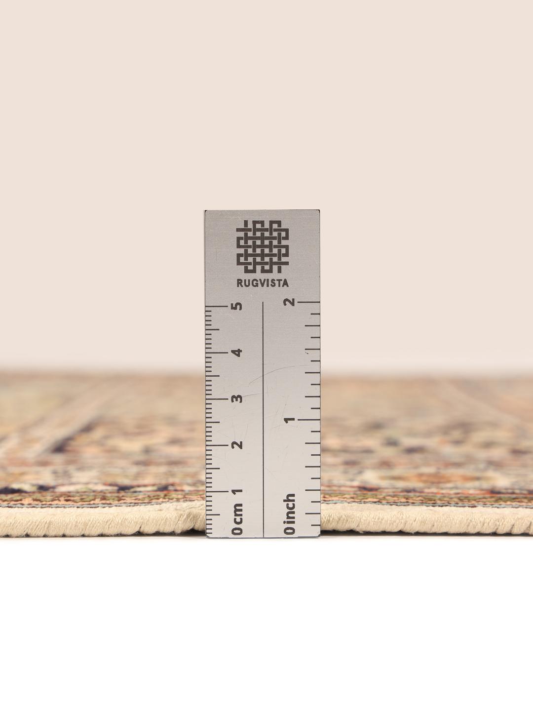 Een handgeknoopt Kashmir zijden tapijt uit India met een beige basis en ingewikkelde bloemenmedaillons.