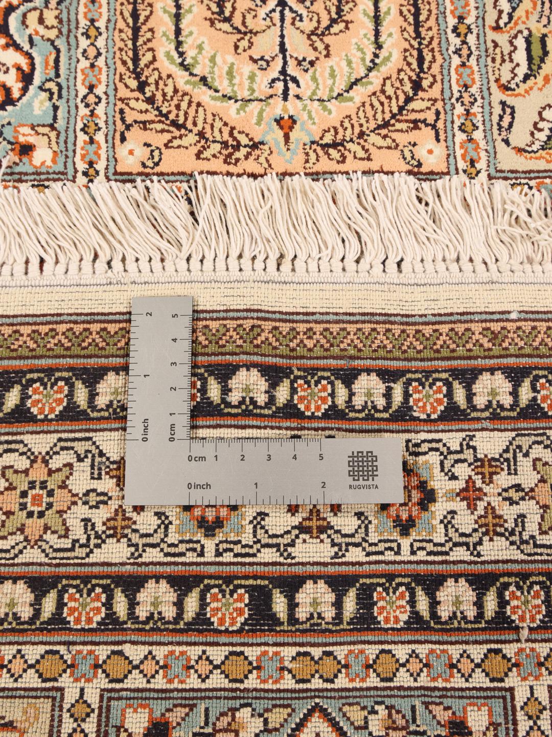 Een handgeknoopt Kashmir zijden tapijt uit India met een beige basis en ingewikkelde bloemenmedaillons.
