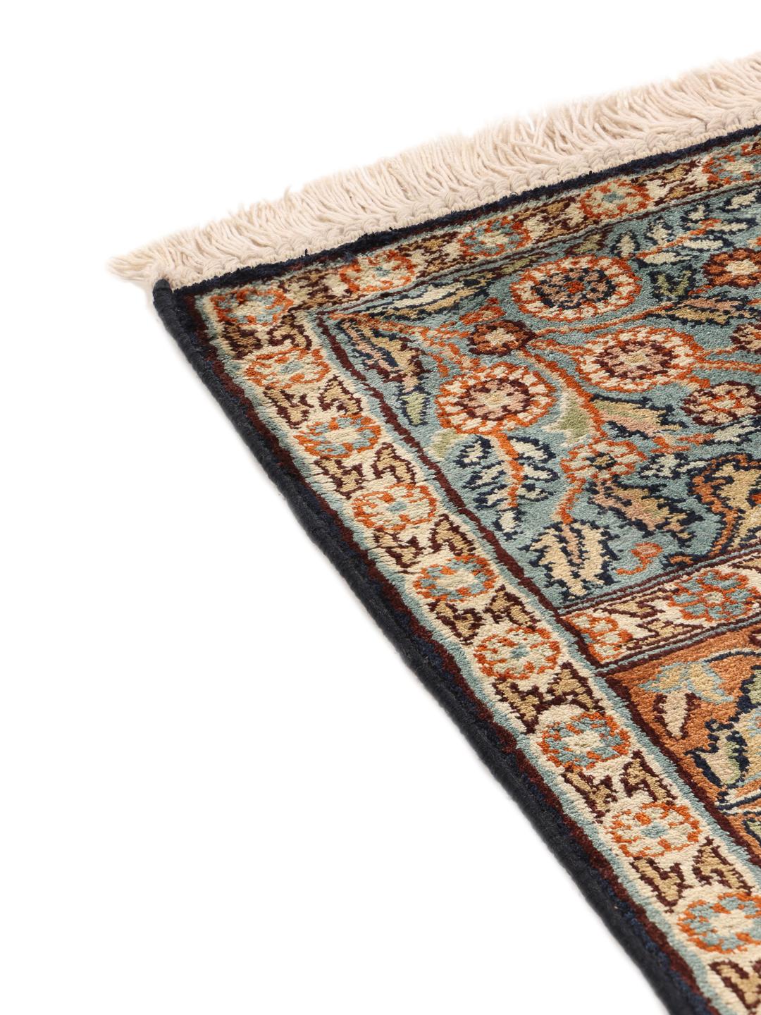 Handgeknoopt Kashmir zijden tapijt met ingewikkelde florale motieven in multicolor uit India