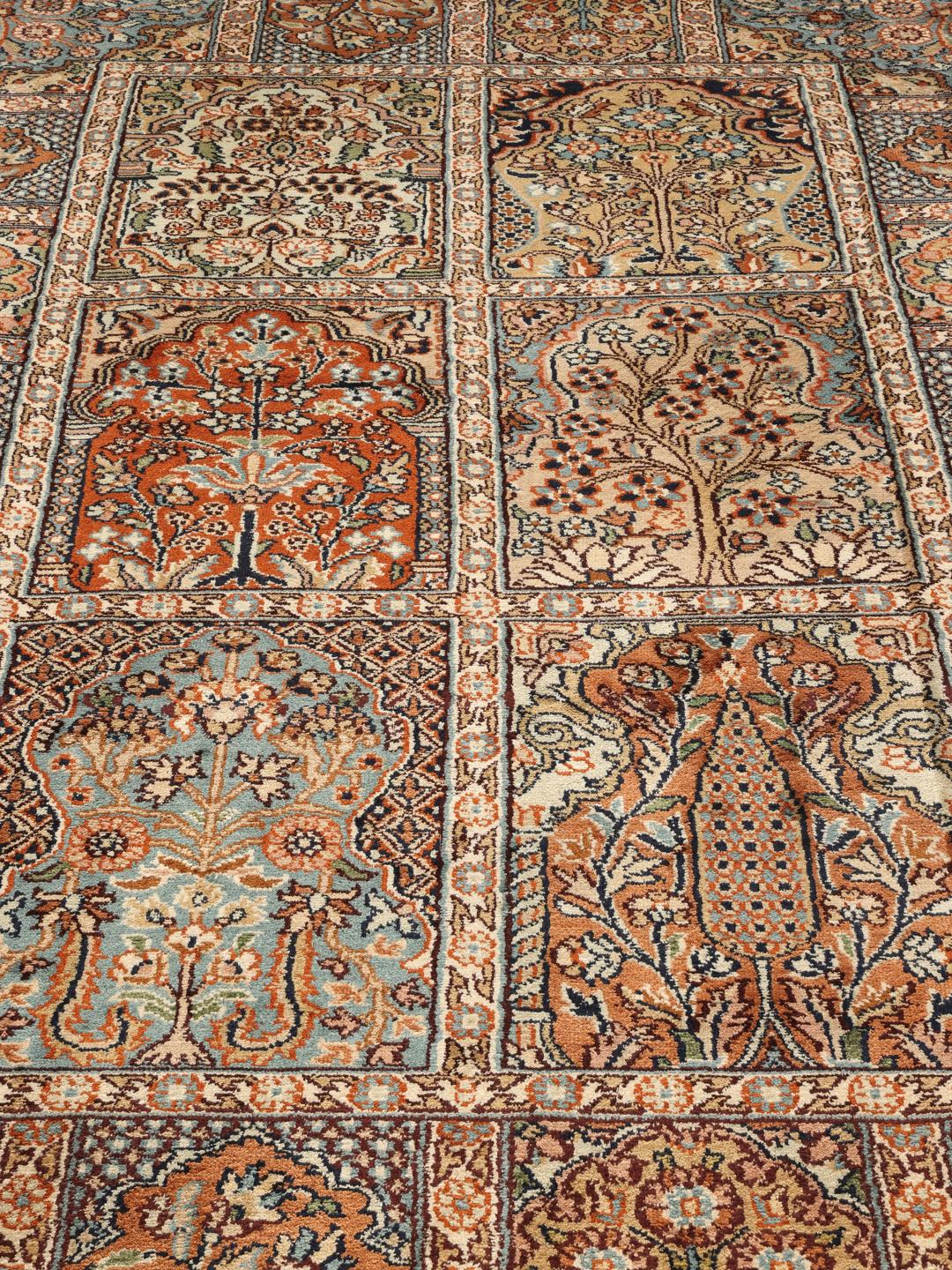 Handgeknoopt Kashmir zijden tapijt met ingewikkelde florale motieven in multicolor uit India