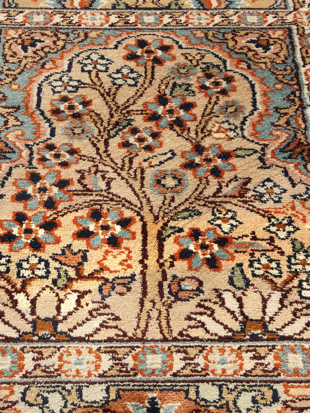 Handgeknoopt Kashmir zijden tapijt met ingewikkelde florale motieven in multicolor uit India