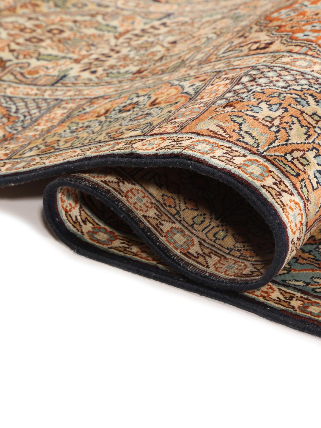 Handgeknoopt Kashmir zijden tapijt met ingewikkelde florale motieven in multicolor uit India