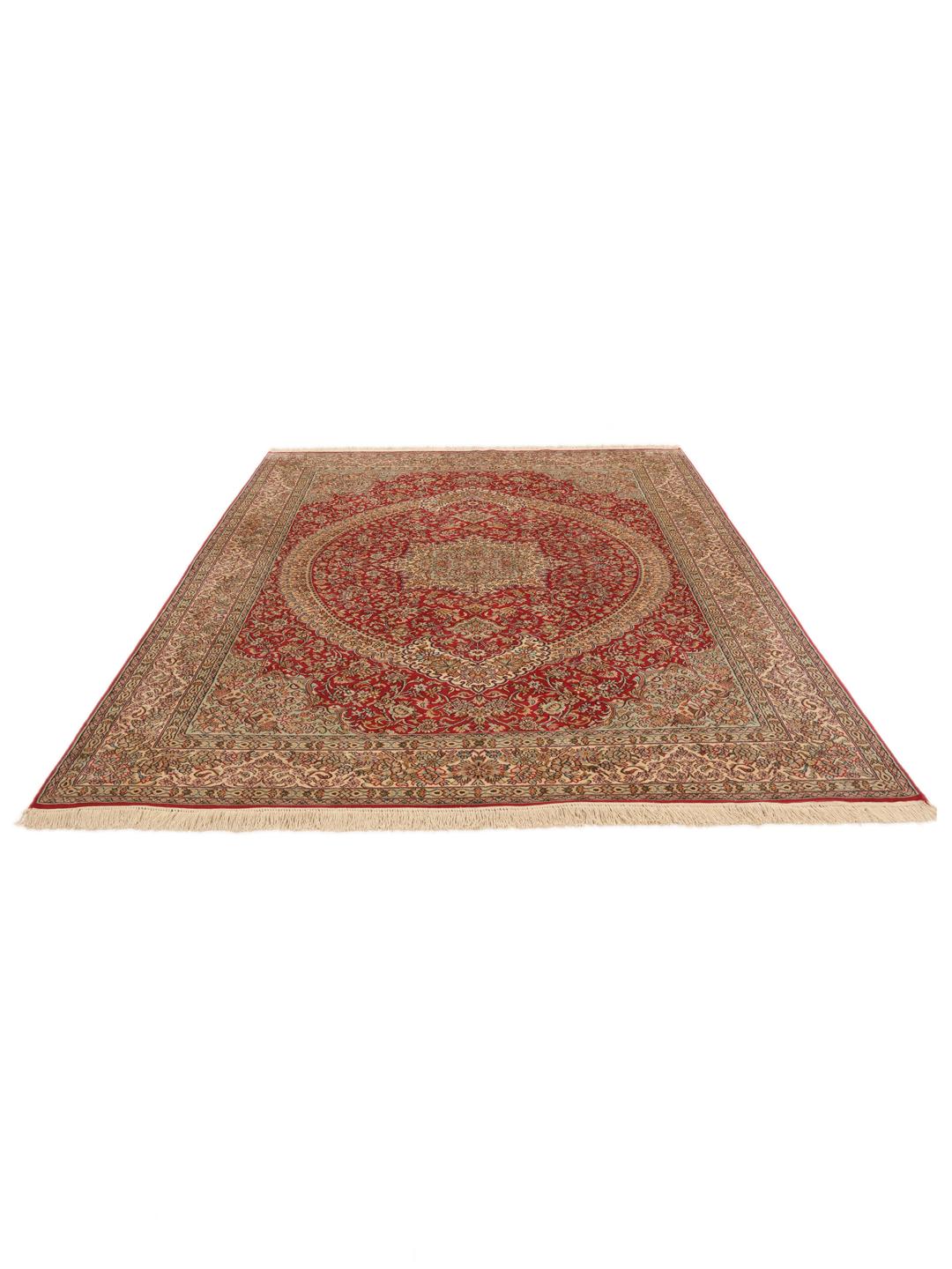 Håndknyttet indisk Kashmir-tæppe med detaljeret rødt og beige blomstermedaillon-design.