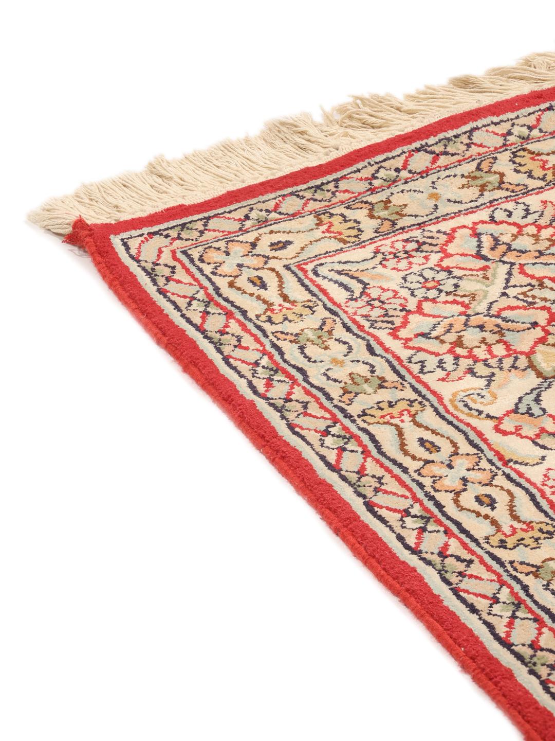 Håndknyttet indisk Kashmir-tæppe med detaljeret rødt og beige blomstermedaillon-design.