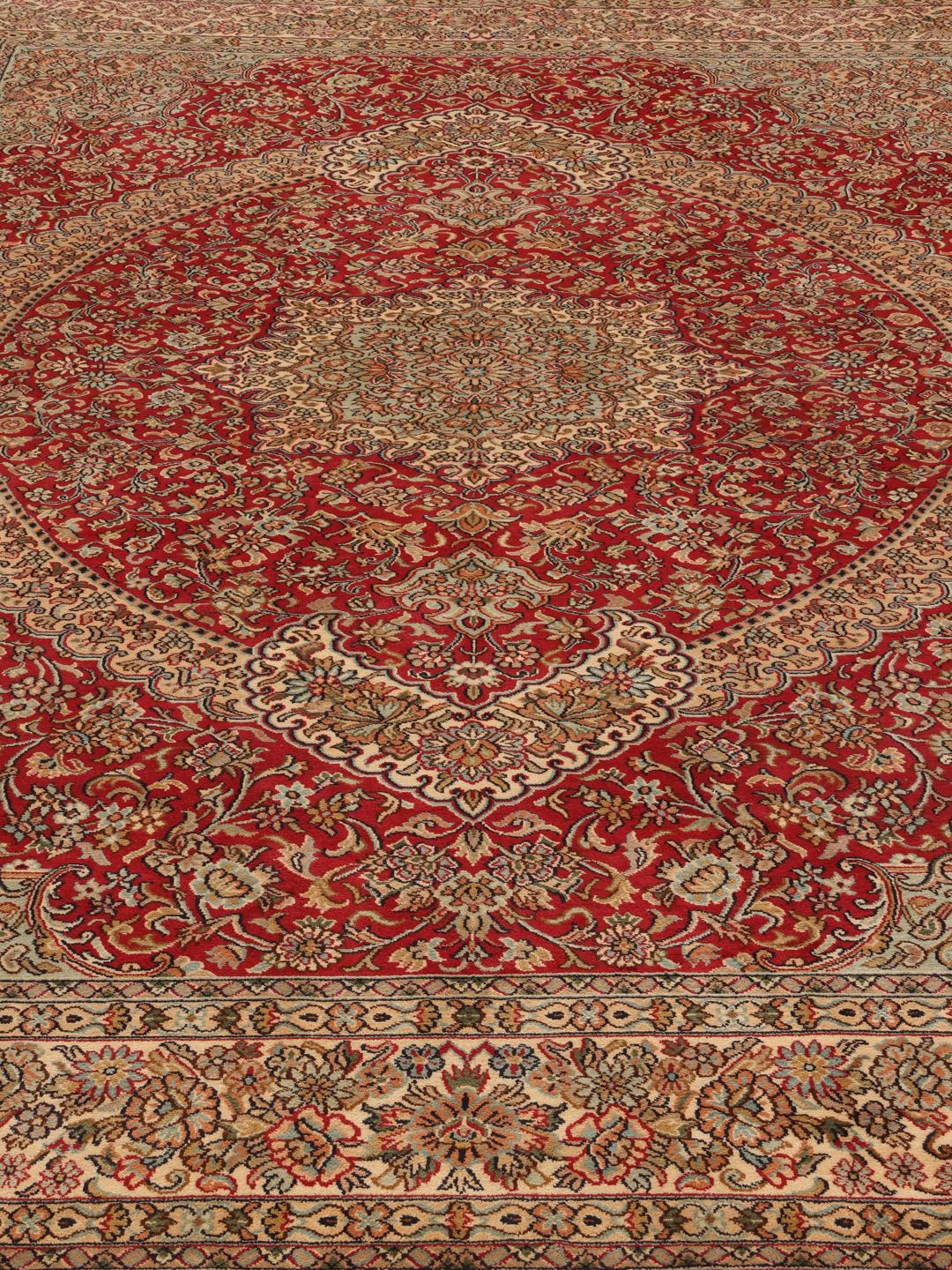 Håndknyttet indisk Kashmir-tæppe med detaljeret rødt og beige blomstermedaillon-design.