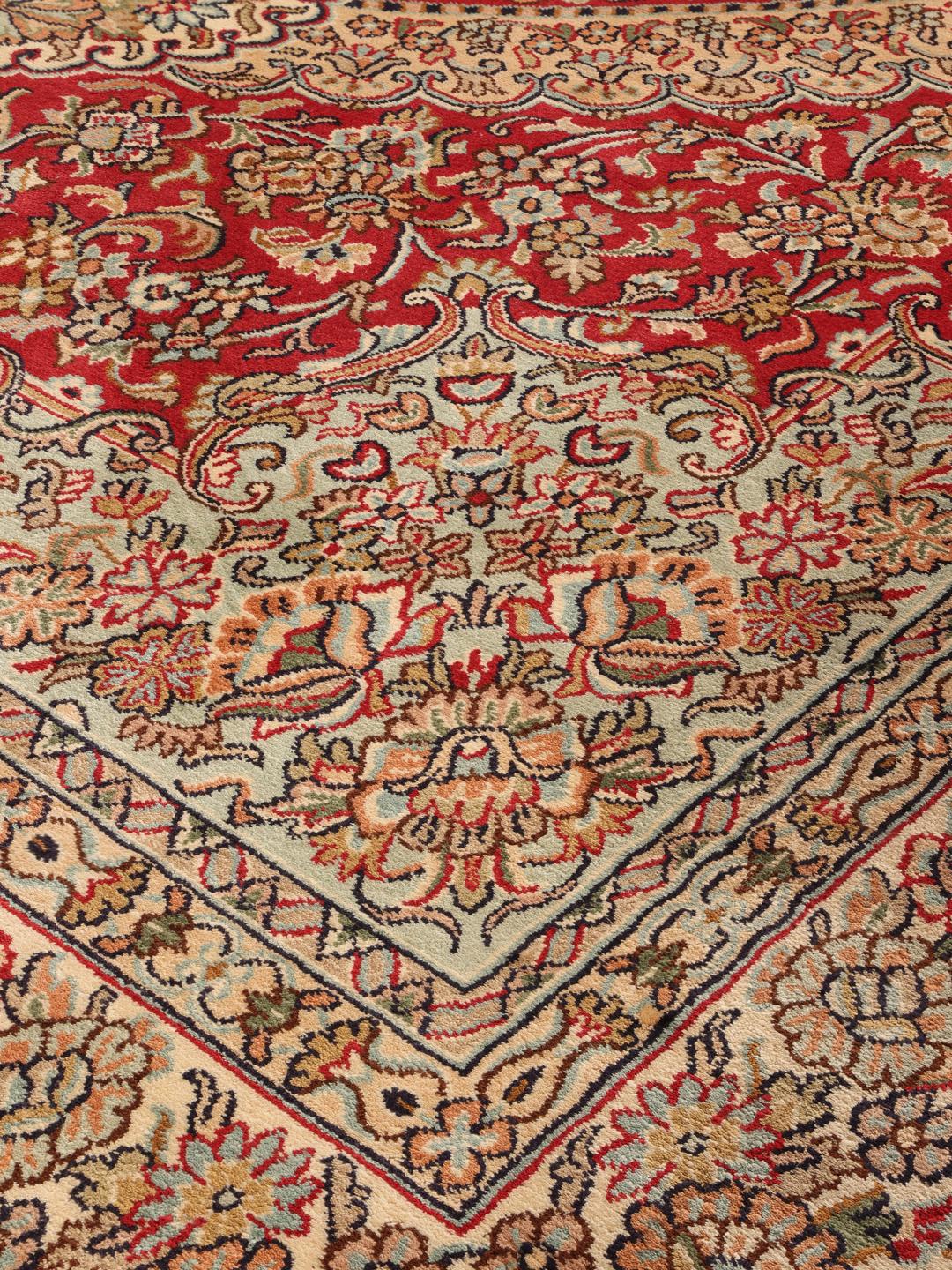Håndknyttet indisk Kashmir-tæppe med detaljeret rødt og beige blomstermedaillon-design.