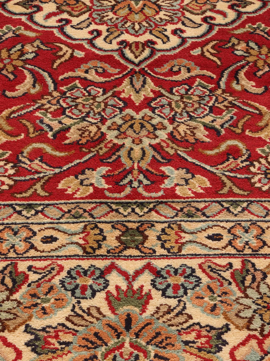 Håndknyttet indisk Kashmir-tæppe med detaljeret rødt og beige blomstermedaillon-design.