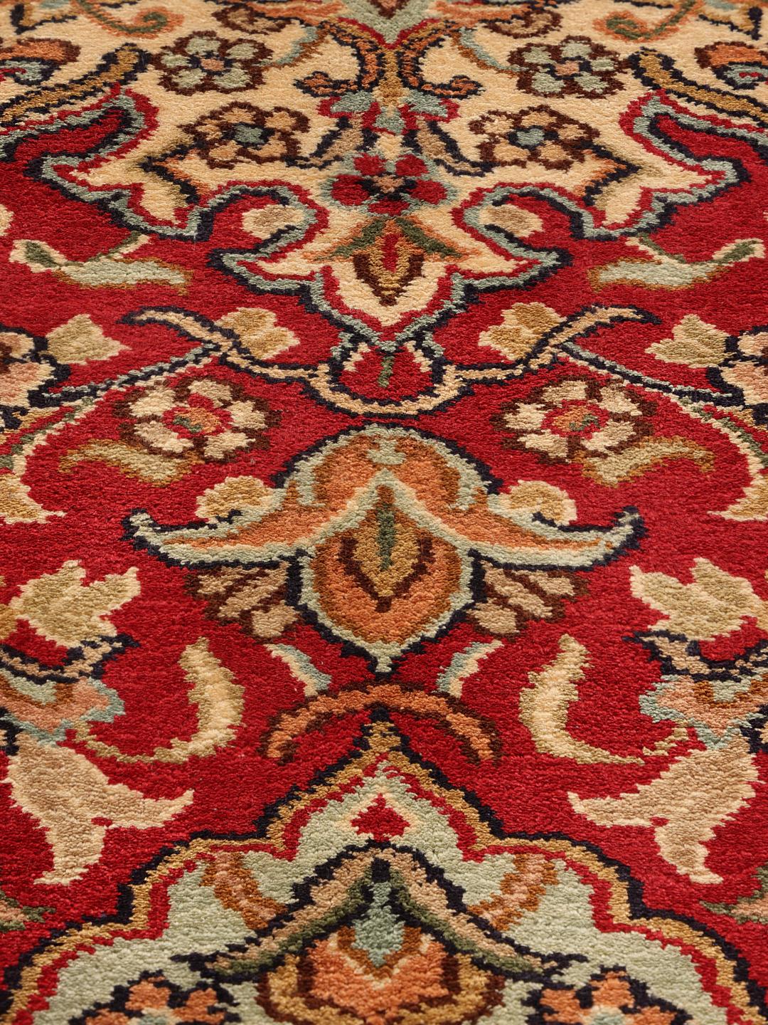 Håndknyttet indisk Kashmir-tæppe med detaljeret rødt og beige blomstermedaillon-design.