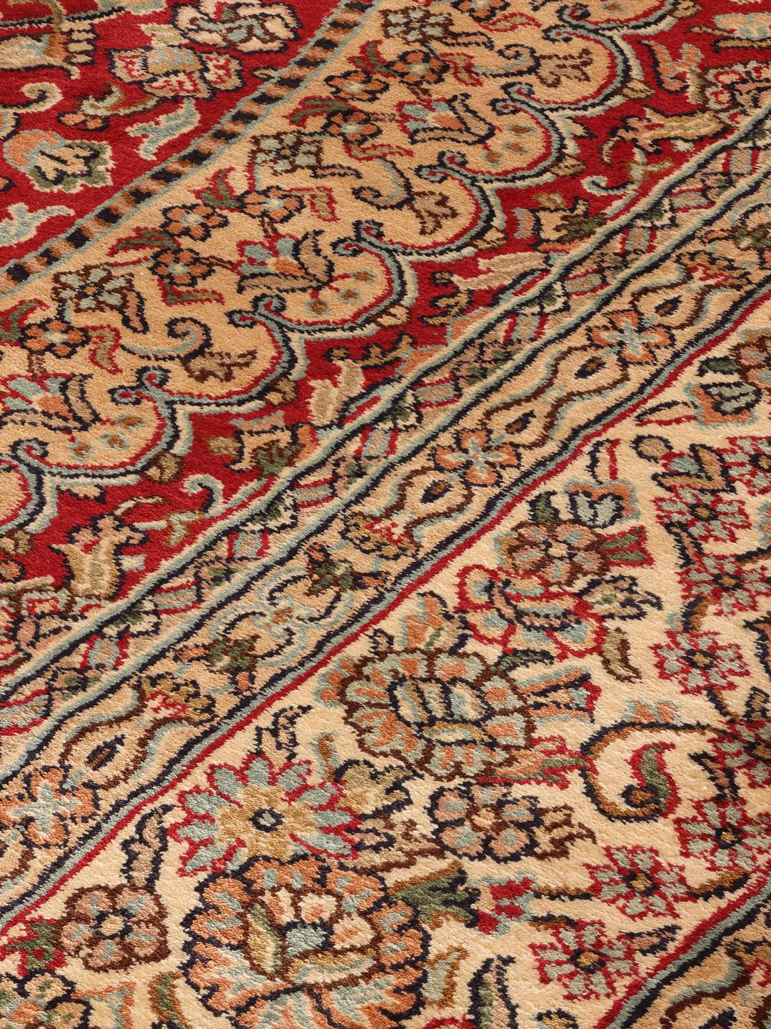 Håndknyttet indisk Kashmir-tæppe med detaljeret rødt og beige blomstermedaillon-design.