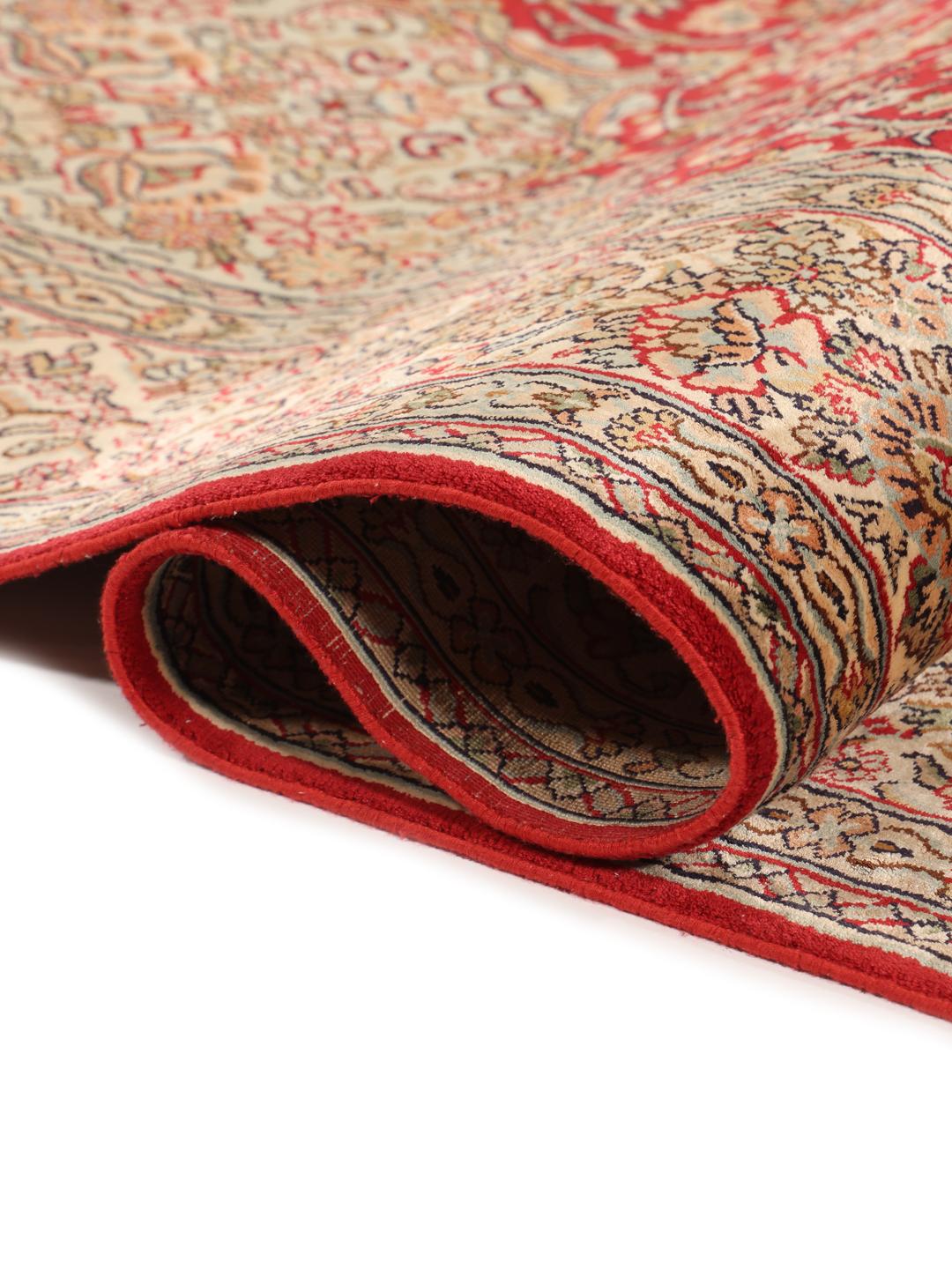 Håndknyttet indisk Kashmir-tæppe med detaljeret rødt og beige blomstermedaillon-design.