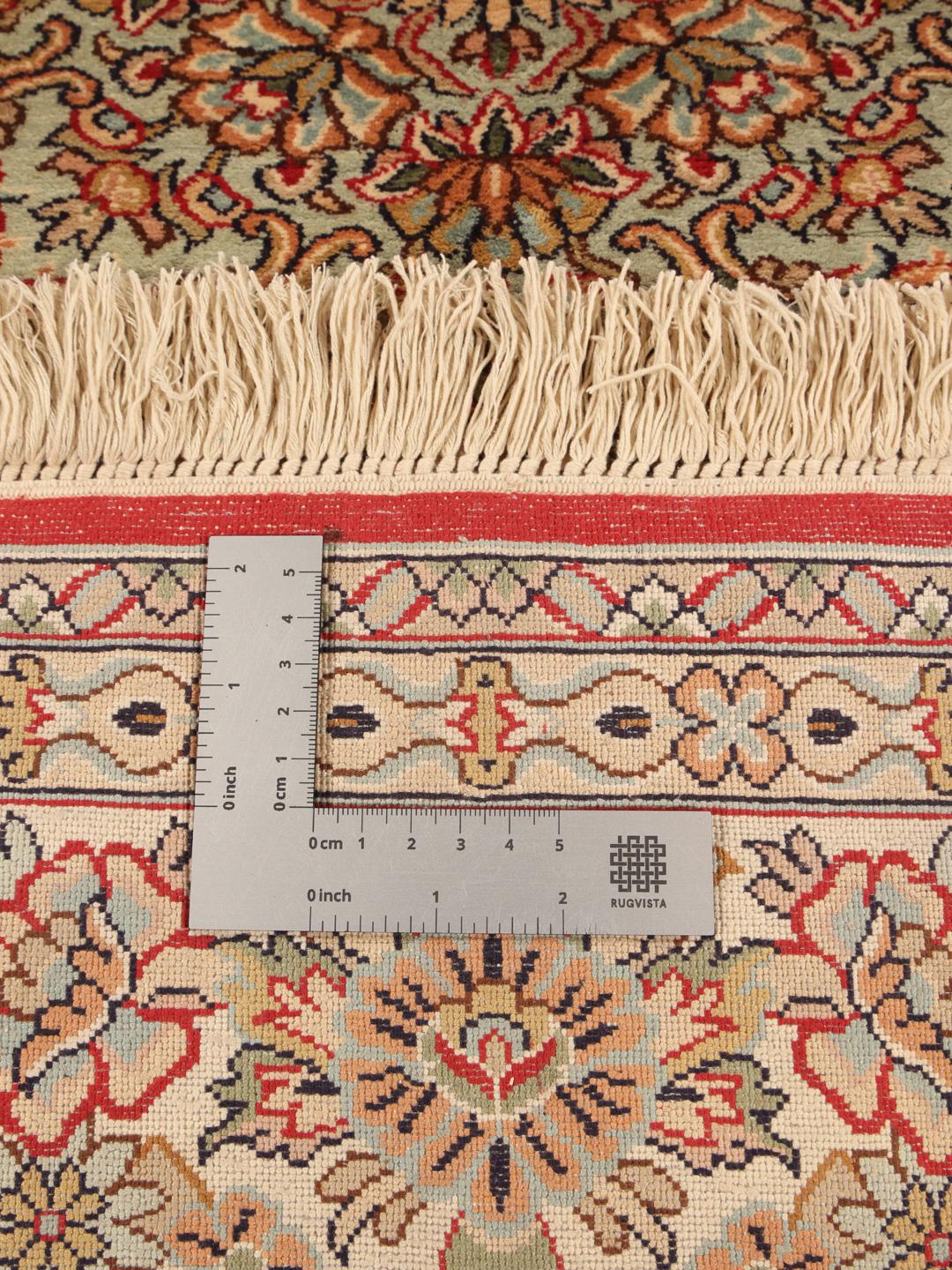 Håndknyttet indisk Kashmir-tæppe med detaljeret rødt og beige blomstermedaillon-design.