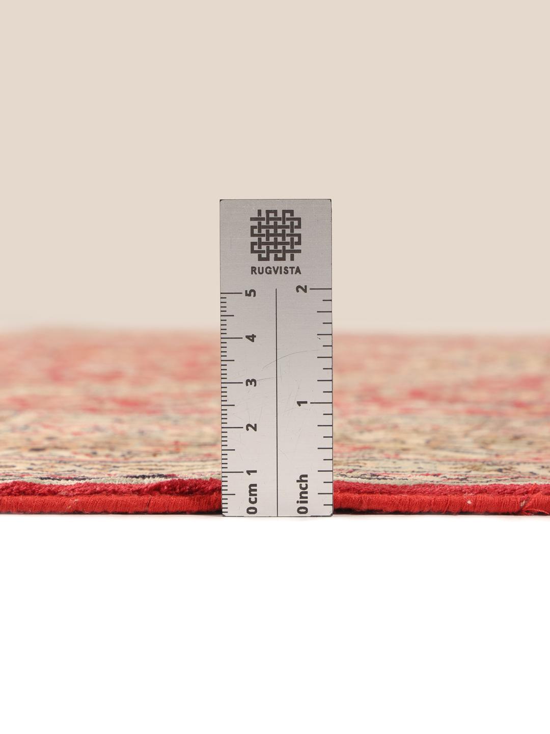 Håndknyttet indisk Kashmir-tæppe med detaljeret rødt og beige blomstermedaillon-design.