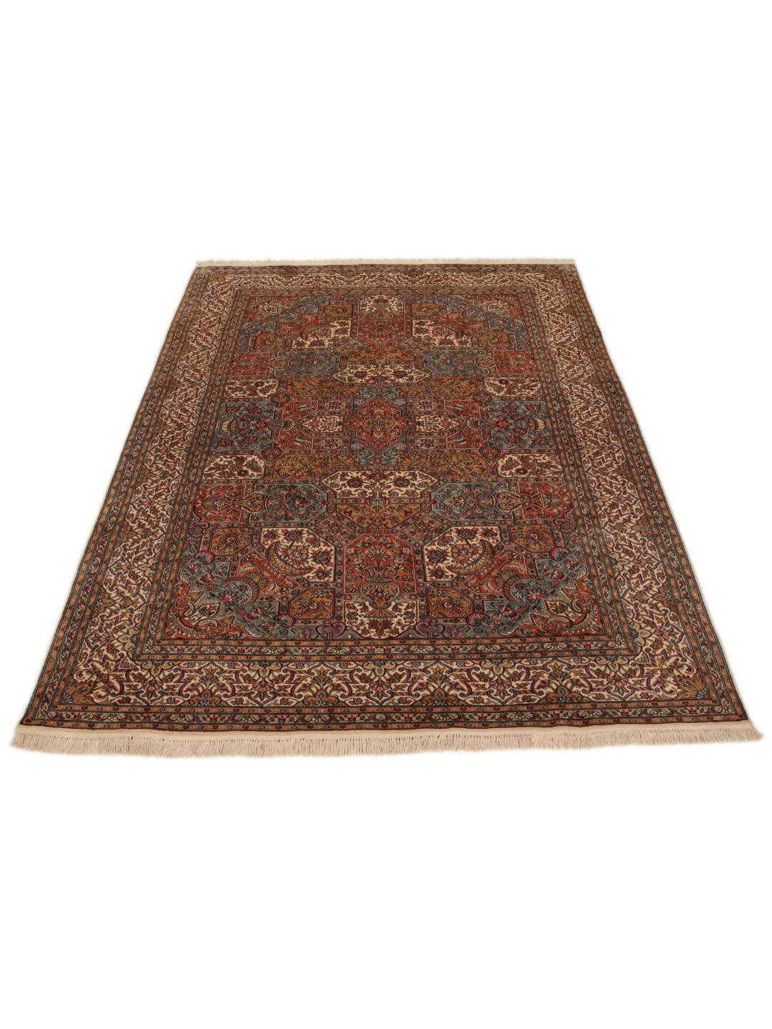 Et håndknyttet Kashmir-tæppe i silke fra Indien med et flerfarvet blomsterdesign.