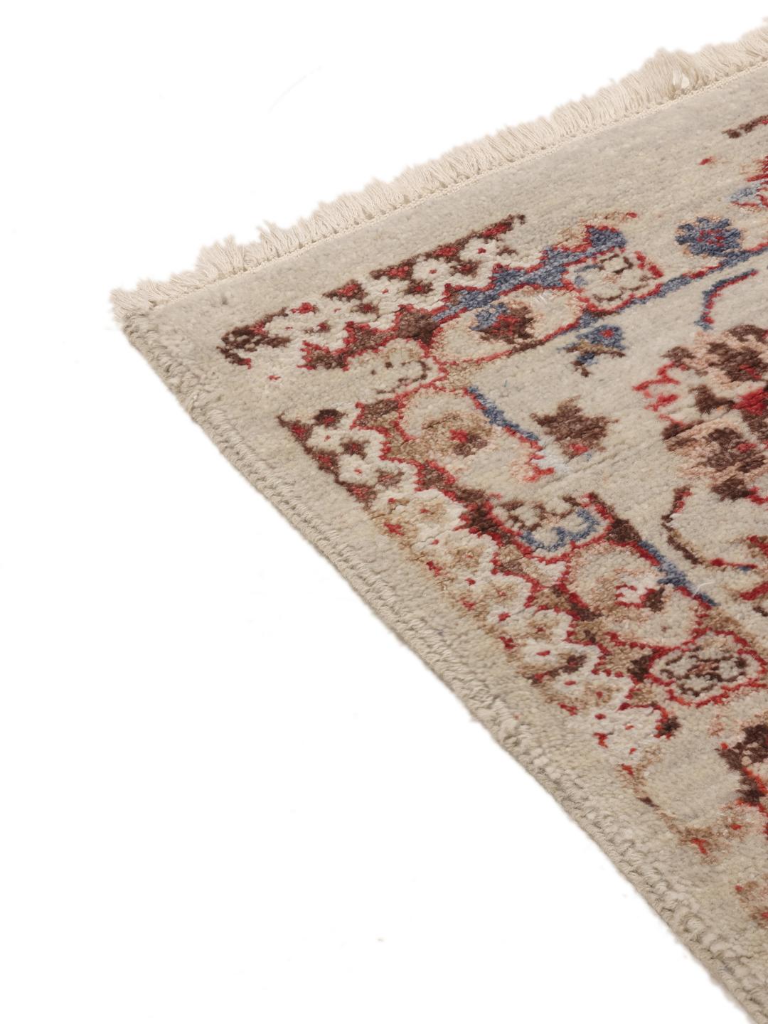 Håndknyttet beige tæppe med blomstermotiver af indisk oprindelse