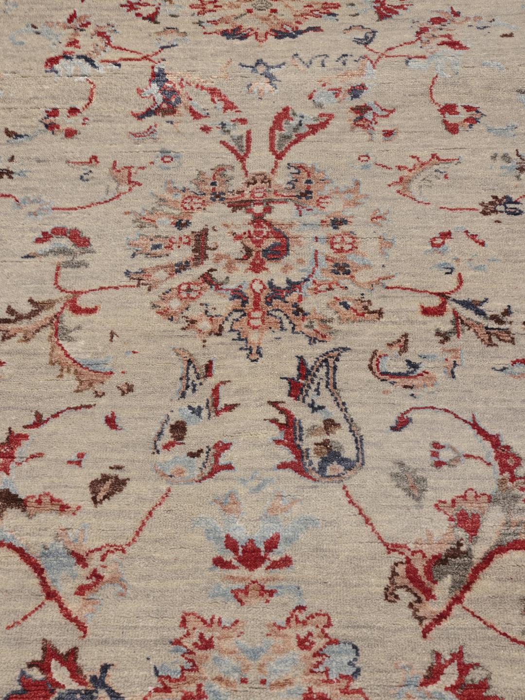 Håndknyttet beige tæppe med blomstermotiver af indisk oprindelse
