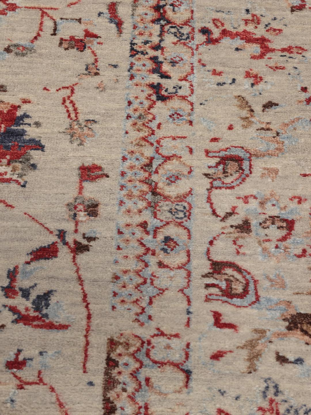 Håndknyttet beige tæppe med blomstermotiver af indisk oprindelse