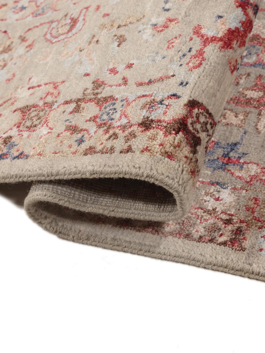Håndknyttet beige tæppe med blomstermotiver af indisk oprindelse