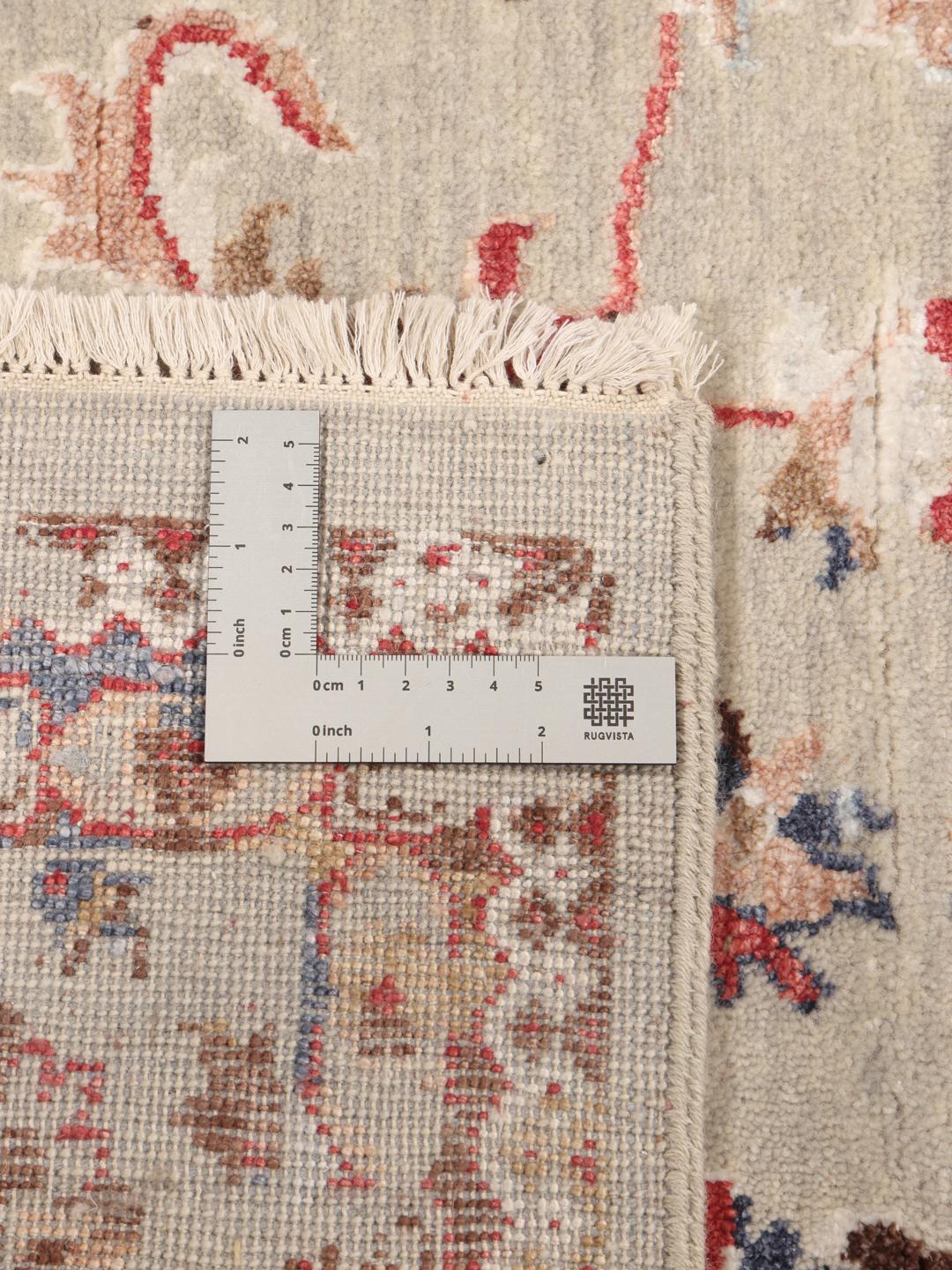 Håndknyttet beige tæppe med blomstermotiver af indisk oprindelse