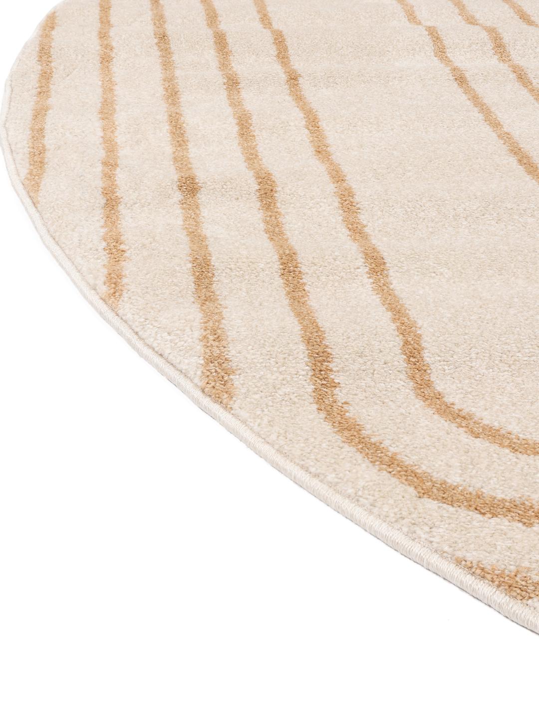 Een rond beige en geel tapijt met abstracte geometrische lijnen.