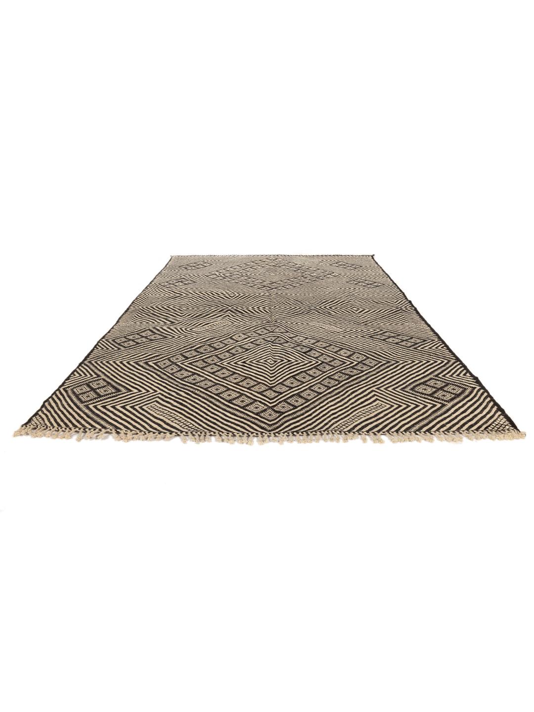 Handgeweven Marokkaans High Atlas Kelim vloerkleed met een geometrisch zwart en beige patroon