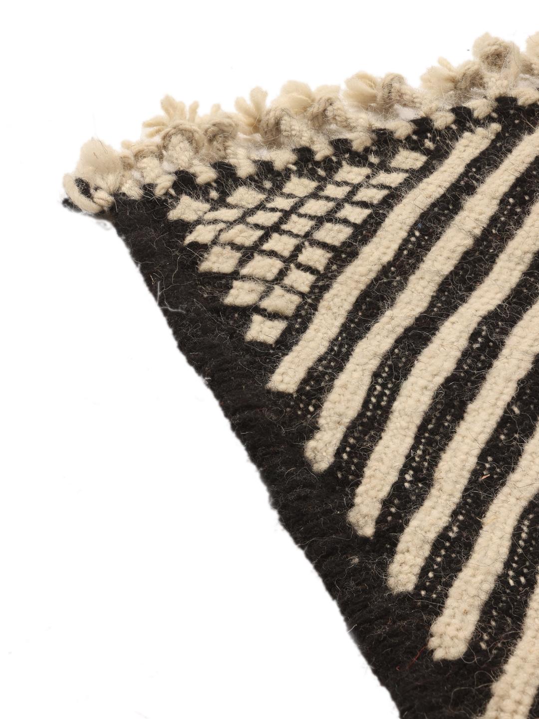 Handgeweven Marokkaans High Atlas Kelim vloerkleed met een geometrisch zwart en beige patroon