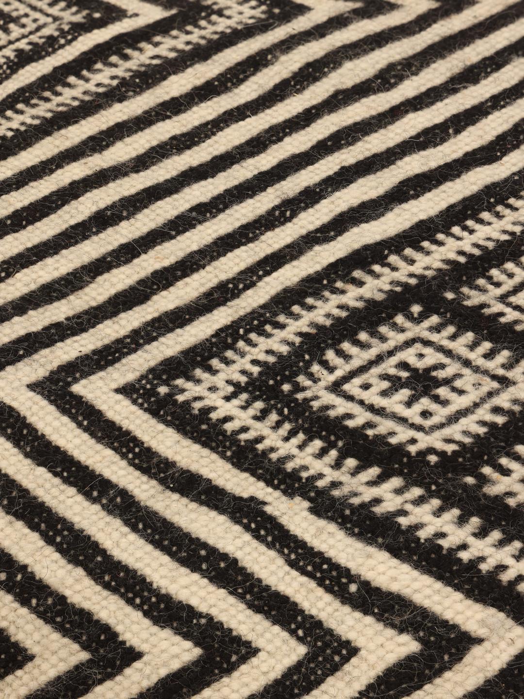 Handgeweven Marokkaans High Atlas Kelim vloerkleed met een geometrisch zwart en beige patroon