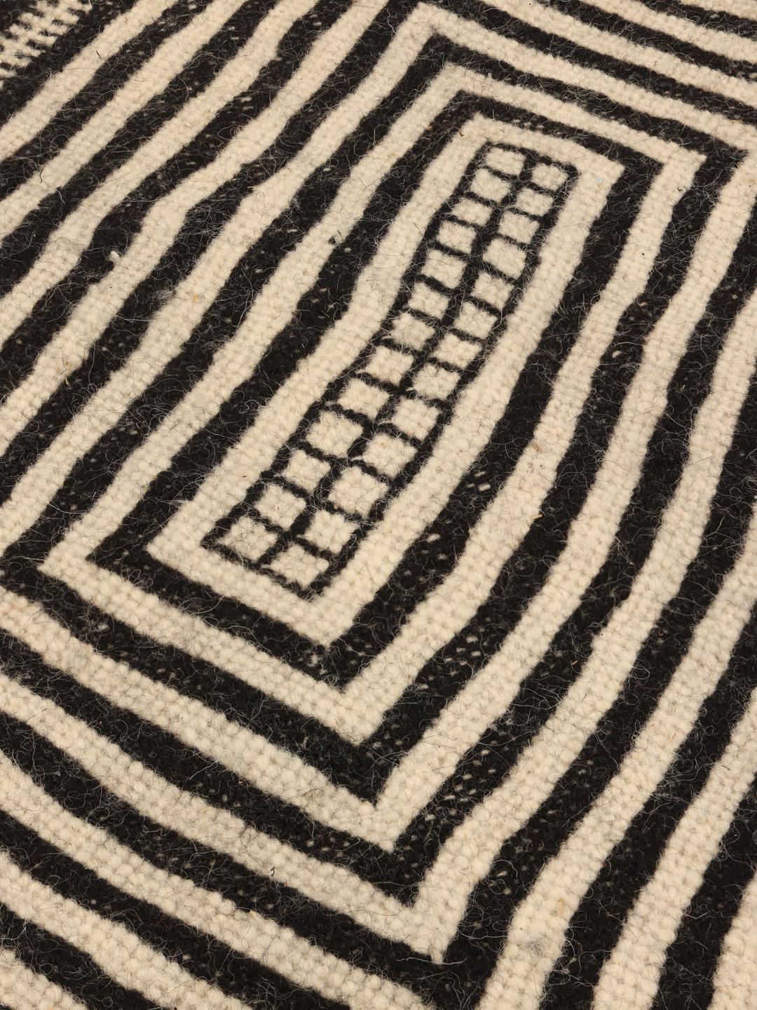 Handgeweven Marokkaans High Atlas Kelim vloerkleed met een geometrisch zwart en beige patroon