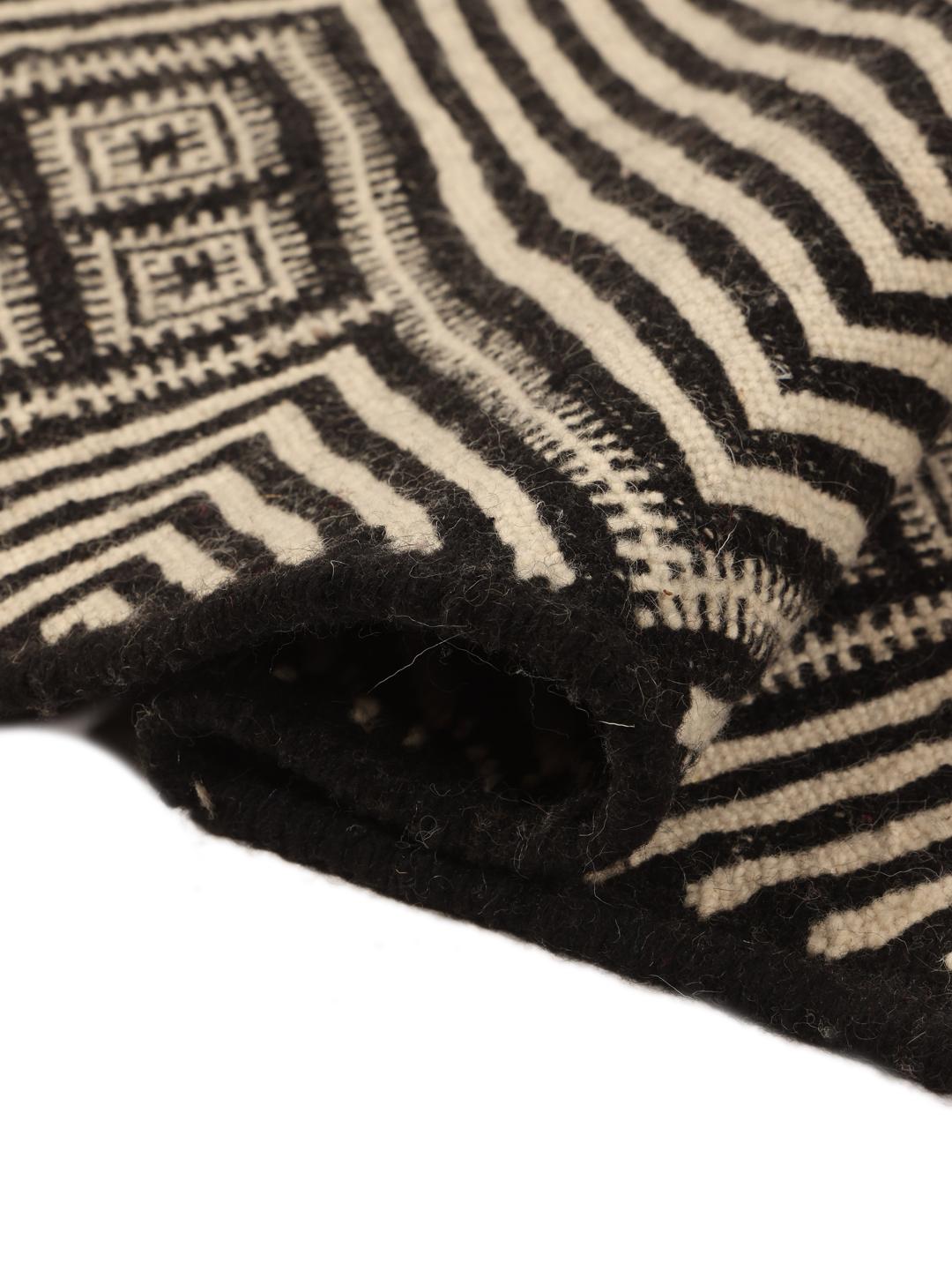 Handgeweven Marokkaans High Atlas Kelim vloerkleed met een geometrisch zwart en beige patroon