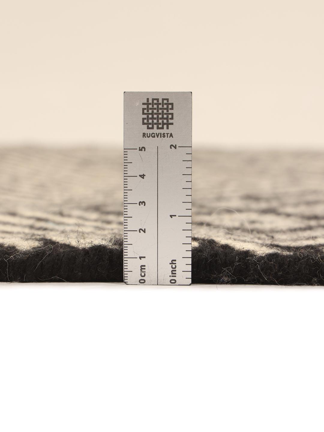 Handgeweven Marokkaans High Atlas Kelim vloerkleed met een geometrisch zwart en beige patroon