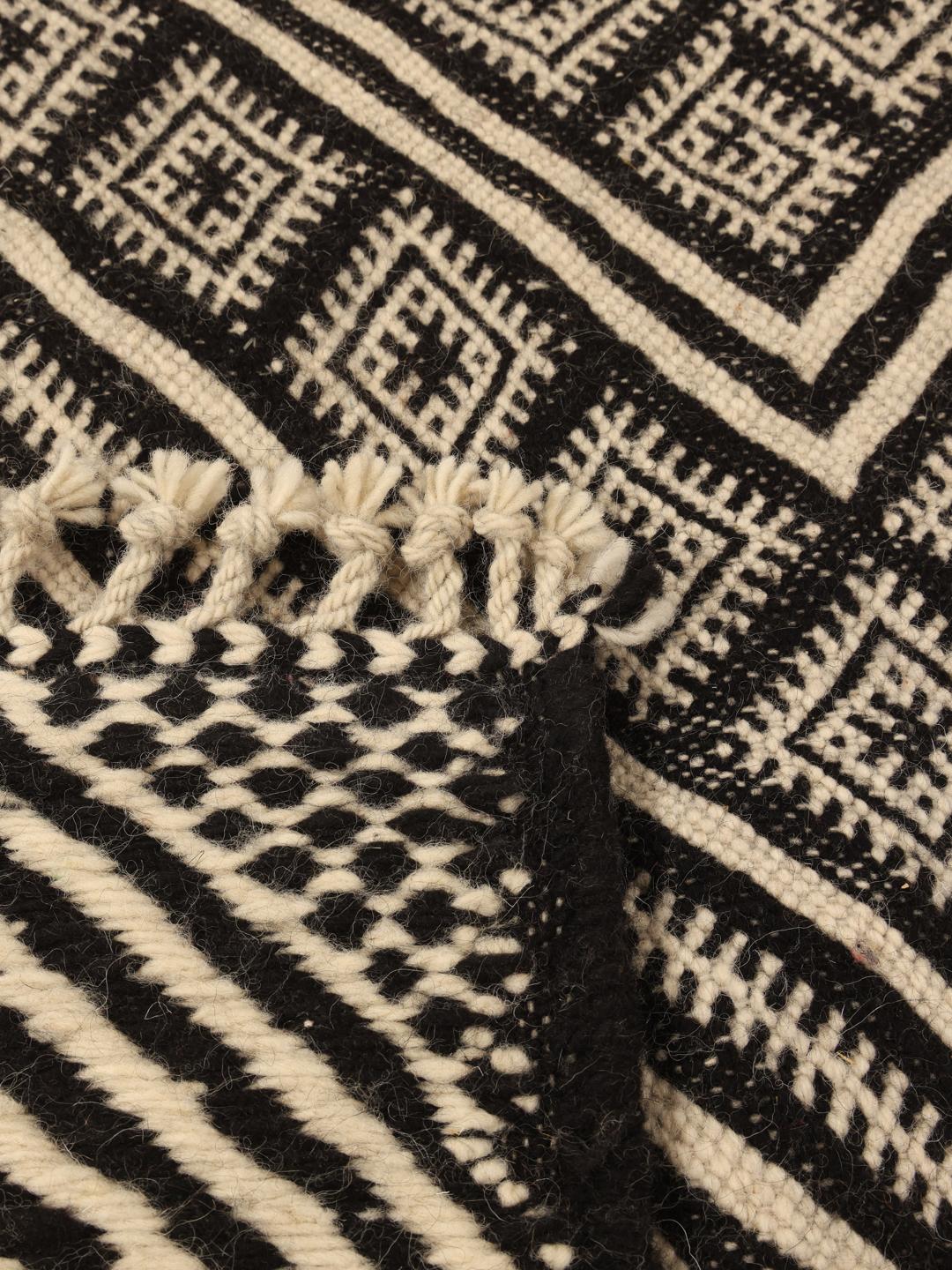 Handgeweven Marokkaans High Atlas Kelim vloerkleed met een geometrisch zwart en beige patroon