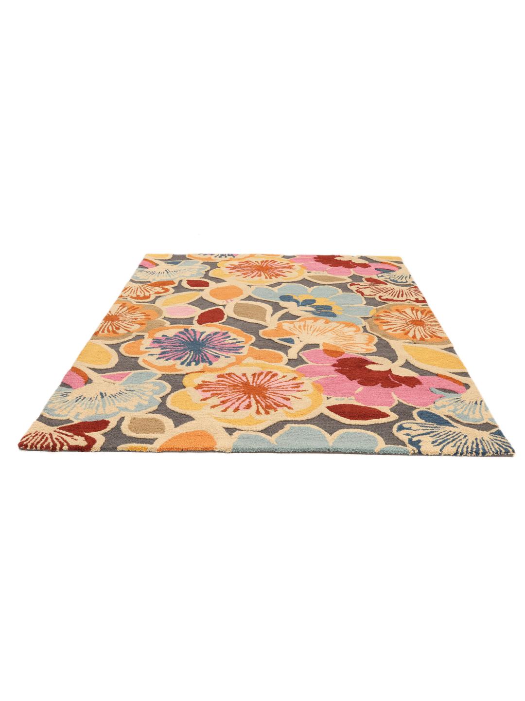 Multicolor tapijt met bloemenpatroon en een zachte pool van wol