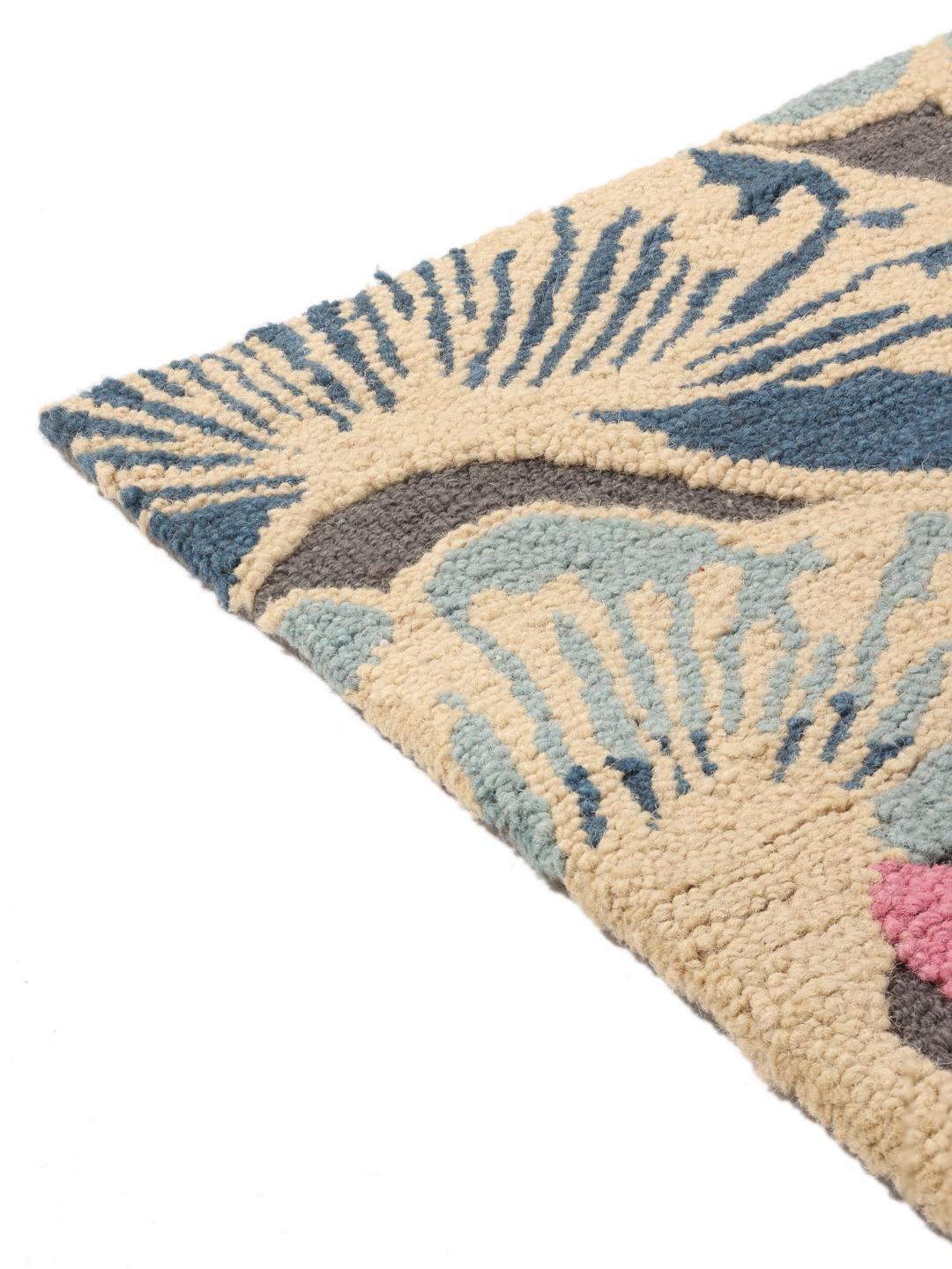 Multicolor tapijt met bloemenpatroon en een zachte pool van wol