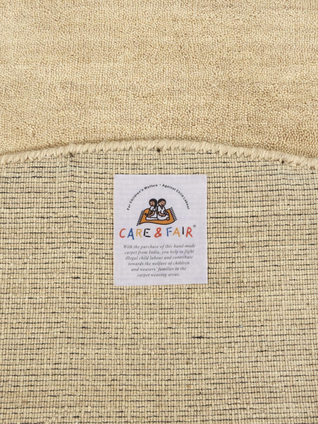 Beige rond hoogpolig vloerkleed