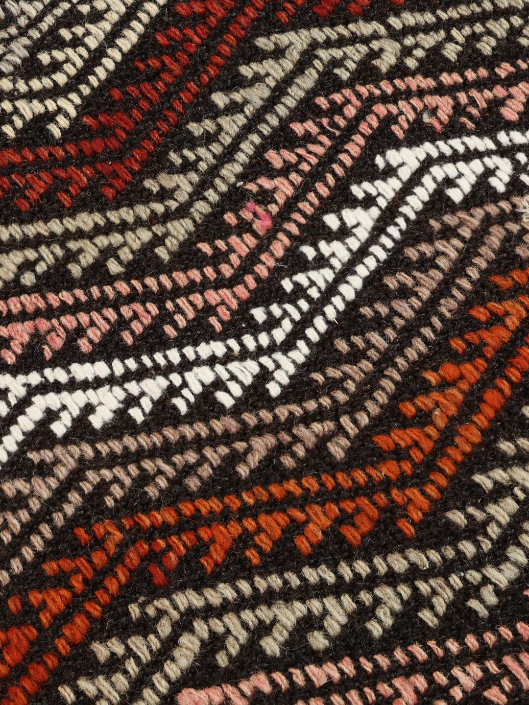 Handgeweven Turks kelimkleed met een levendig zigzagpatroon in veelkleurige wol