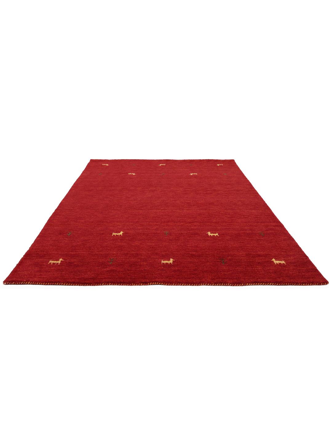 Een levendig rood tapijt met een decoratief motief van dieren in de pool.