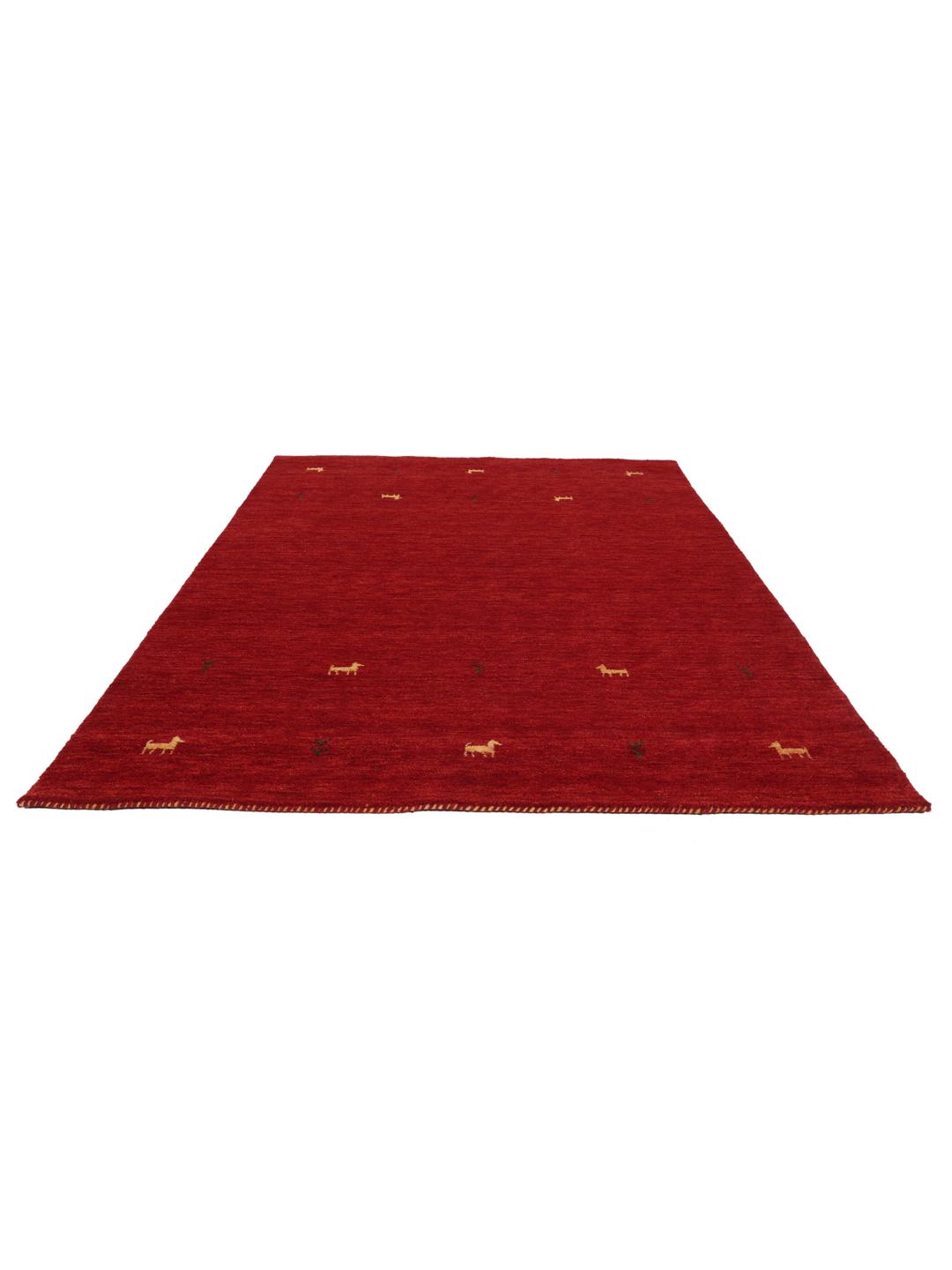 Een levendig rood tapijt met een decoratief motief van dieren in de pool.
