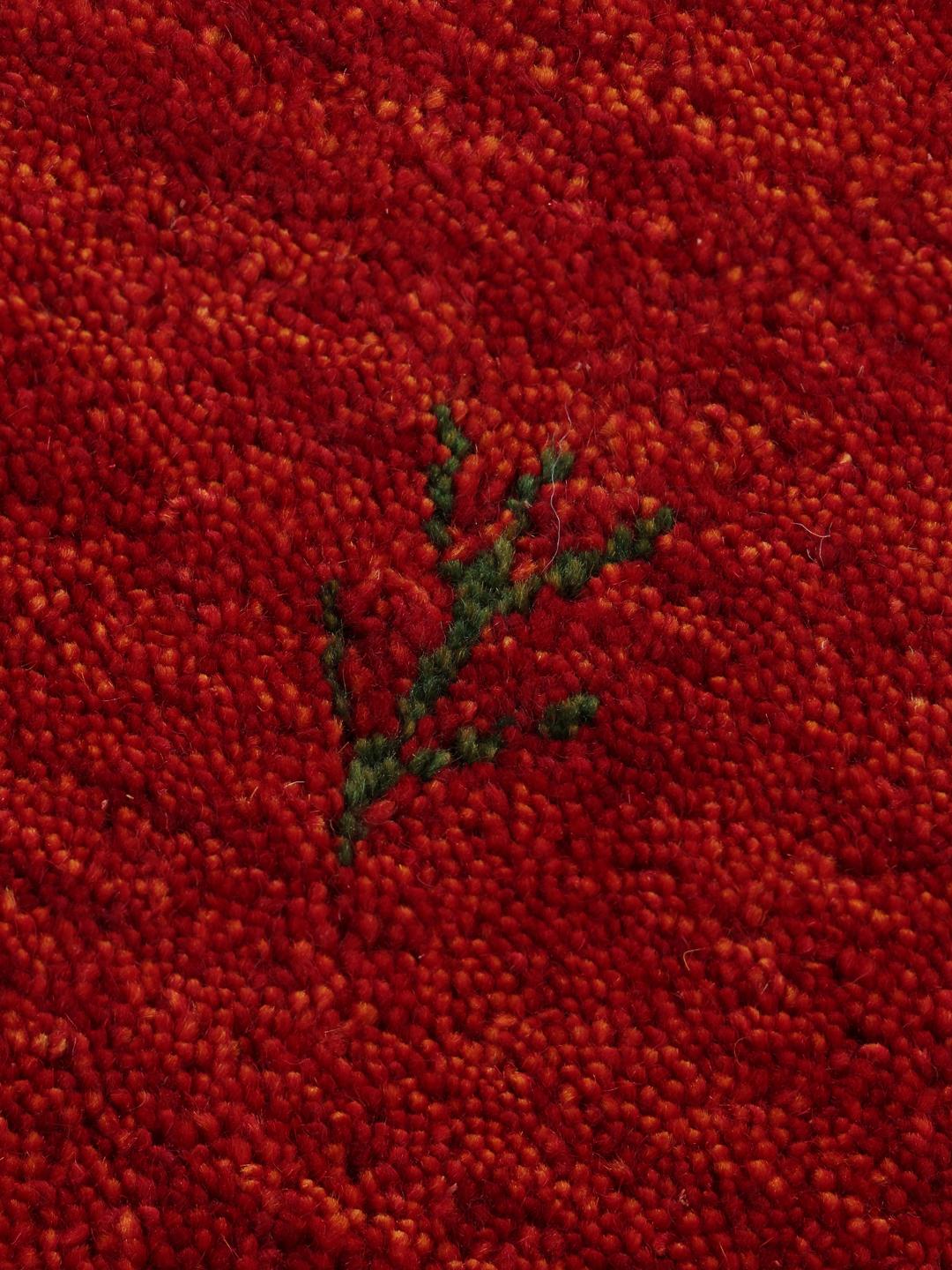 Een levendig rood tapijt met een decoratief motief van dieren in de pool.