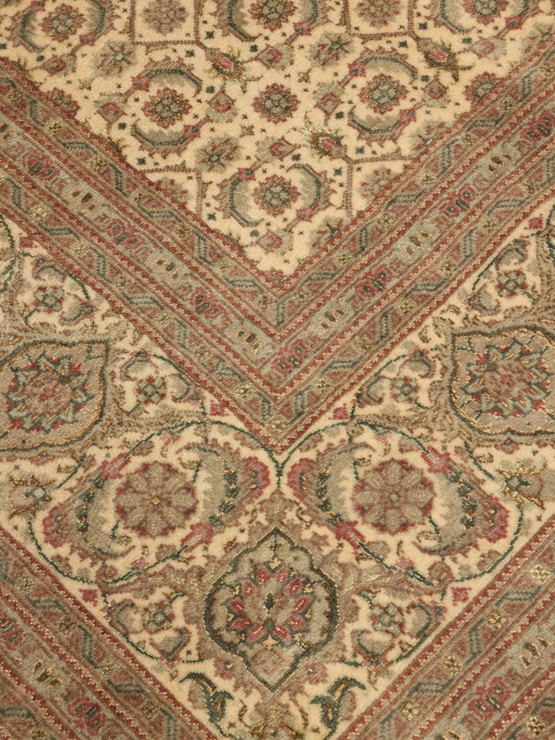 Håndknyttet Tabriz-tæppe med indviklede mønstre i beige og dæmpede nuancer