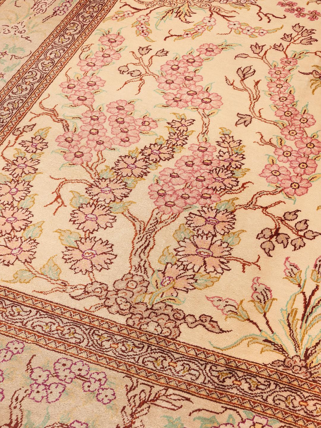Handgeknoopt zijden tapijt uit Ghom met bloempatronen in beige en roze tinten