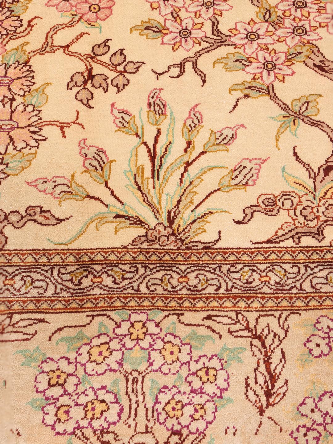 Handgeknoopt zijden tapijt uit Ghom met bloempatronen in beige en roze tinten