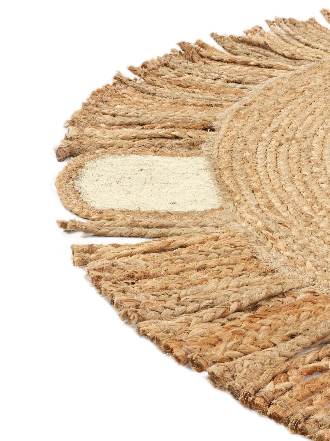 Et rundt beige løveformet tæppe.
