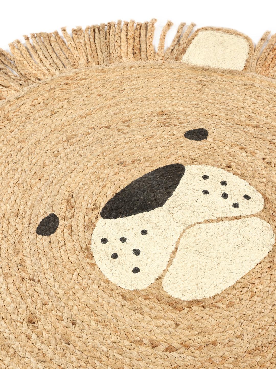 Et rundt beige løveformet tæppe.