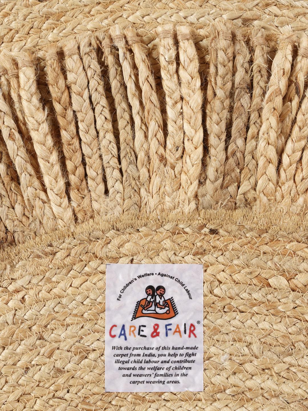 Et rundt beige løveformet tæppe.