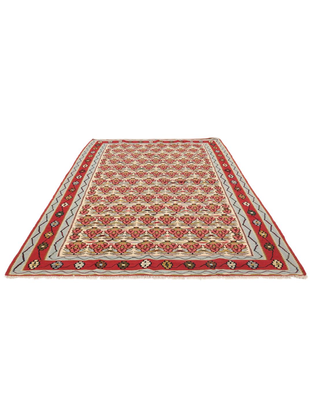 Een handgeweven Kelim Senneh Fine kleed uit het Midden-Oosten met een rood en beige bloemenpatroon.