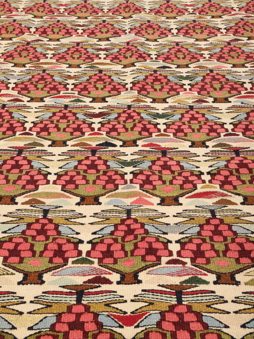 Een handgeweven Kelim Senneh Fine kleed uit het Midden-Oosten met een rood en beige bloemenpatroon.